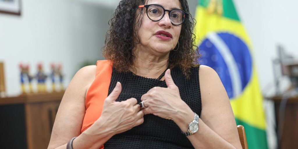 vacina-brasileira-de-covid-fortalece-ciencia-e-pais,-diz-ministra