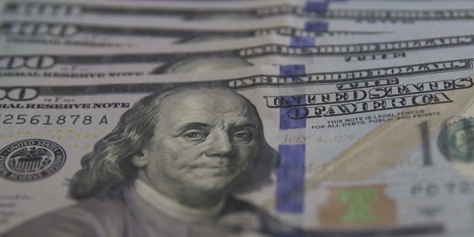 dolar-cai-para-r$-5,03-com-alivio-geopolitico-e-foco-nos-eua