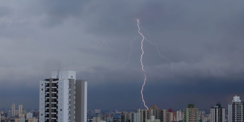 sao-paulo-tera-mais-chuvas-fortes-no-fim-da-tarde-desta-quinta-(15)