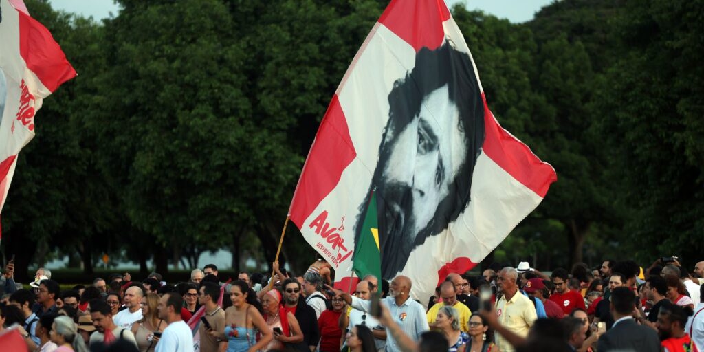 lula-e-eleitores-idosos-se-emocionam-em-“festa-de-aniversario”
